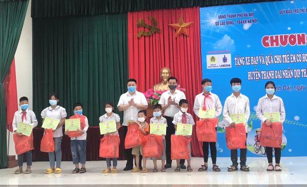 Bí thư huyện ủy Thanh Oai Bùi Hoàng Phan; Chủ tịch UBND huyện Thanh Oai Bùi Văn Sáng trao quà cho trẻ em có hoàn cảnh đặc biệt, hoàn cảnh khó khăn