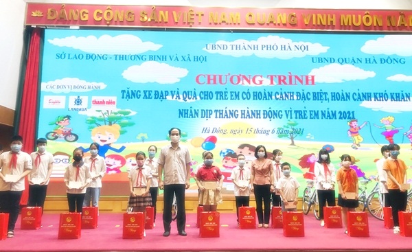 Ông Bùi Xuân Hà – Phó Chủ tịch UBND quận Hà Đông tặng quà cho các em có hoàn cảnh đặc biệt khó khăn