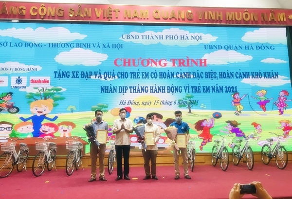 Ông Hoàng Thành Thái – Phó Giám đốc Sở Lao động Thương Binh và Xã hội Hà Nội tặng hoa và Giấy chứng nhận đồng hành cho đại diện công ty cổ phần Làng Rùa và Tạp chí Thanh niên và các đơn vị tài trợ khác.