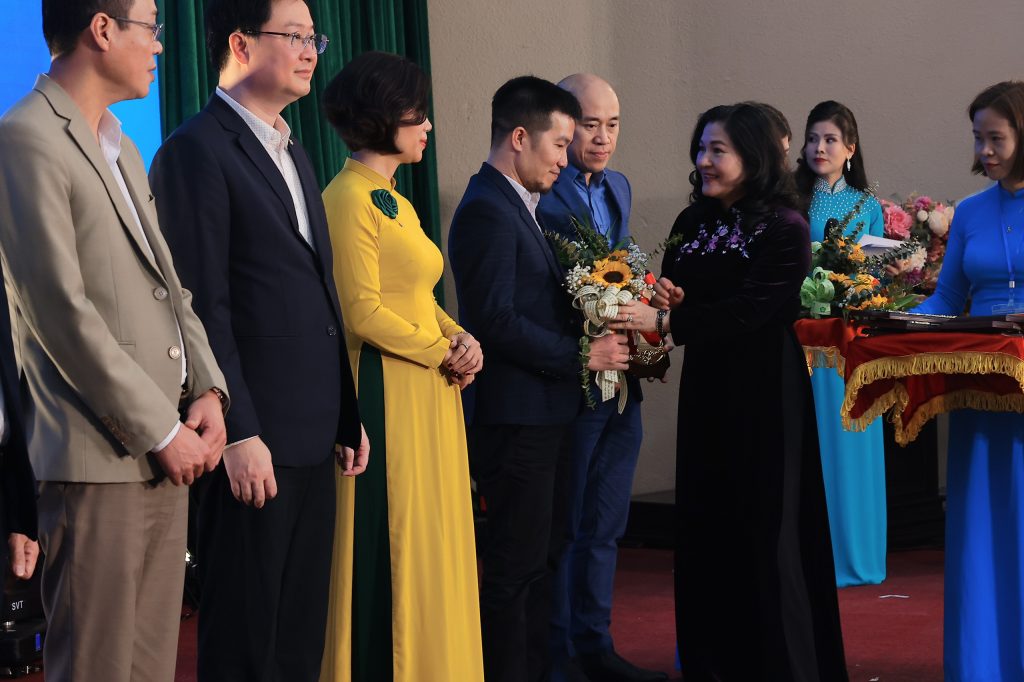 Ông Tạ Văn Hùng - Tổng giám đốc công ty cổ phần Làng Rùa cũng được vinh dự thay mặt công ty lên nhận bằng khen của thứ trưởng Bộ Lao Động