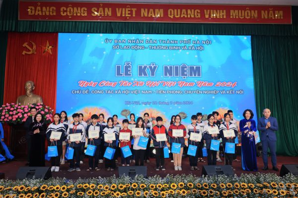 Ảnh: Đ/c Nguyễn Thị Hà – Thứ trưởng Bộ Lao động – TB&XH và đ/c Vũ Thu Hà – Thành uỷ viên – PCT UBND thành phố cùng các nhà tài trợ trao học bổng cho trẻ em