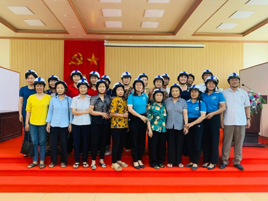 Người dân xã Tảo Dương Văn nhận quà của nhà tài trợ.