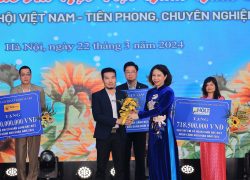 Ông Tạ Văn Hùng - Tổng giám đốc công ty cổ phần Làng Rùa cũng được vinh dự thay mặt công ty lên nhận bằng khen của thứ trưởng Bộ Lao Động